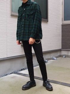 Ulzzang Fashion Street Styles, Grunge Outfits Men, Soft Goth, Cute Outfits With Jeans, Green Flannel, Tumblr Outfits, Punk Outfits, 90s Grunge