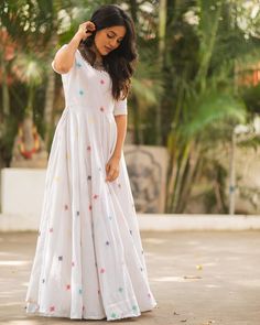 Traditional Dress Poses, Long Dress Poses, Poses Simple, Frock Photos, Gown Style Dress, Traditional Wardrobe, White Kurti, Dress Poses, Modal Dress