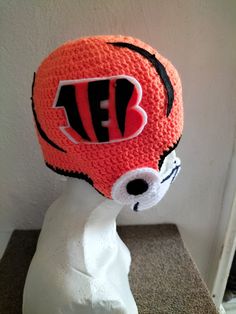 🏈American style woven helmet. All the teams The price is the same for children and adults. since newborn 🏈NFL hats crochet of your favorite team. MADE IN MEXICO The perfect gift for Christmass!! 🎁🎅 From newborn can be made, kids and adults, same price for any size. ✅Place your order we ship to any destination in the whole world 🌏 Crochet Bonnet, Hats Crochet, Nfl Hats, Helmet Hat, All Team, Skull Cap Beanie, Crochet Beanie, Cincinnati Bengals, Skull Cap