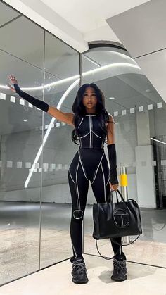 Futuristic Black Outfit, All Black Outfit Baddie Party, Futuristic Fashion Black Women, Black Witch Outfit Aesthetic, Saturno Concert Outfits, Techno Outfit Girl, Techno Baddie, Techno Aesthetic Outfit, Matrix Outfit