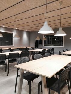 an empty classroom with desks and chairs