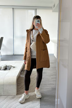 Check out my daily outfits that are perfect for everything from going out looks to office outfits, and coffee runs to daily strolls in Chicago. Tap the link to shop this look! Running Errands Outfit, Alo Yoga Leggings, Errands Outfit, Walking Outfits, Daily Walk, Alo Yoga, Comfy Casual