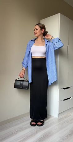 Black Pencil Skirt Aesthetic, Black Pencil Skirt Outfit Summer, Black Midi Skirt Outfit Summer, Straight Skirt Outfits, Black Pencil Skirt Outfit Casual, Black Midi Skirt Outfit, Black Pencil Skirt Outfit, Midi Skirt Outfits Summer, Skirt Outfit Casual