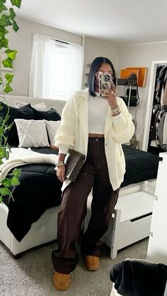 Cream Cardigan Outfit, Cute Professional Outfits, Outfits Jeans, Cardigan Outfit, Effortlessly Chic Outfits, Cream Cardigan, Chill Outfits, Looks Black, Classy Casual Outfits