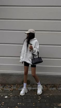 Fashion Outfits Sporty, Preppy Style Winter, Fall Travel Outfit, Outfits Sporty, Mum Fashion, Casual Outfit Inspiration, Fall Wardrobe Essentials, Fall Travel, Athleisure Outfits