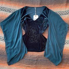 Velvet flowy bell sleeve sheer blue top Glittery flower  The tag has been cut out (not by me) Bets fits medium  Stretchy fit  Fairy Stevie Nicks - groovy - 90s - hippie  Pair with flowy skirt or high waisted jeans with chunky boots  Cute for festivals - or for everyday ❤️ Bundles welcomed  Shipping is $6 USA #velvet #fairy #bellsleeve #hippie #90s Stevie Nicks Flowy Dress, Stevie Nicks Boots, Blue 70s Outfit, 70s Flowy Top, Bell Sleeve Top Outfit 70s, 70s Tops Women, Stevie Nicks Outfits Inspiration, Whimsigoth Jacket, Y2k Bell Sleeve Top