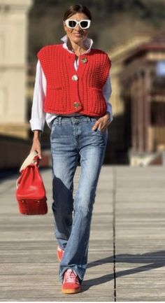 Blue Flared Jeans, Style Désinvolte Chic, Jacket Outfit Women, Blue Jean Outfits, Cold Weather Outfit, Jean Flare, Elegante Casual, Over 50 Womens Fashion, Casual Chic Outfit