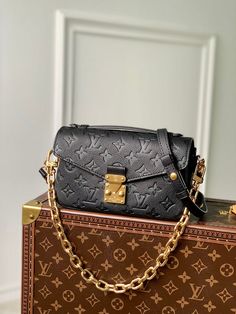 Adaptable Bags - VL Bags - 970 A+ Excellent Quality copies; Contact us if you've any questions in your mind. Pochette Metis East West, Tas Louis Vuitton, Tas Lv, Lv Pochette Metis, Lv Pochette, Lv Bags, Bag Women Fashion, Girls Purse, Designer Shoulder Bags