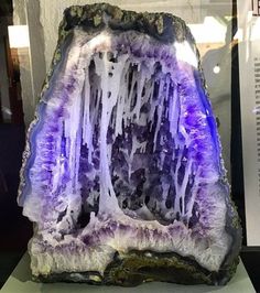 Rock Minerals, Crystal Geode, Beautiful Rocks, Amethyst Geode