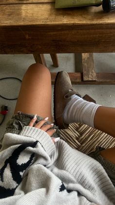 Socks And Birks Outfit Winter, Fall Birkenstock, Winter Birkenstocks, Winter Birkenstock Clog Outfit, Birkenstock Winter Clogs, Birkenstock Fall, Outfits Aesthetic