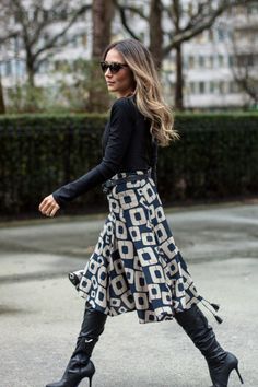 lala-noleto-london-fashion-week-saia-midi-bota-longa-tigresse-1 Outfits With Over The Knee Boots, Navy Blue Boots, Winter Boots Outfits, White Midi Skirt, Skirts With Boots, Trendy Skirts, Mode Casual, Black And White Dress