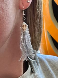 "Cute and pretty ghost earrings for Halloween with an adorable skull face. Made with wired ribbon so they can be bent to \"flow\" however you'd like!" Halloween Earrings Diy, Halloween Jewelry Diy, Skeleton Earrings, Bunny Earrings, Ghost Earrings, Lace Earrings, Skull Face, Earrings Inspiration, Skull Jewelry