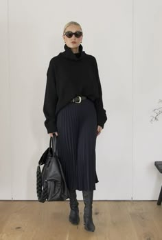 Plated Skirt Outfit Black Women, Black Midi Skirt Fall Outfit, Pleated Maxi Skirt Outfit Winter, Pencil Skirt With Sweater, Black Pleated Skirt Outfit Work, Long Black Pleated Skirt Outfit, All Black Casual Outfit, Black Pleated Midi Skirt Outfit, Plated Skirt Outfit