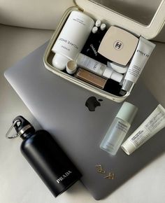 Neutral Beige Aesthetic, Beauty Cabin, Makeup Backgrounds, Whats In My Makeup Bag, Skin Aesthetic, Effective Skin Care Routine, Aesthetic Laptop, Style Moodboard, Aesthetic Feed