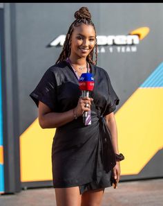 Naomi Schiff F1, Black Journalist Aesthetic, Sports Journalism Aesthetic F1, Sports Career Aesthetic, Tv Presenter Aesthetic, Women In Sports Journalism, Broadcast Journalism Aesthetic, Communications Major Aesthetic, Sports Journalism Aesthetic