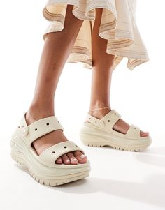 Chaussures par Crocs Les bonnes choses sont toujours par paires Style à enfiler Bride articulée au talon pour un bon maintien Logo emblématique Crocs Bout ouvert Semelle Croslite qui épouse votre pied pour un fini personnalisé et un meilleur soutien de la voûte plantaire Semelle extérieure en caoutchouc résistant Crocs Sandal Bone, Nude Platform Crocs, Platform Crocs Sandals, Croc Mega Crush Sandal, Creme Crocs, Crocs Hikers White, Crocs Mega Crush, Crocs Logo, Crocs Sandals