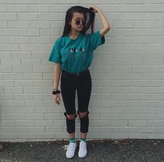 Find More at => http://feedproxy.google.com/~r/amazingoutfits/~3/b4wdS3qj80M/AmazingOutfits.page Foto Poses, Ripped Jeans, Teen Fashion