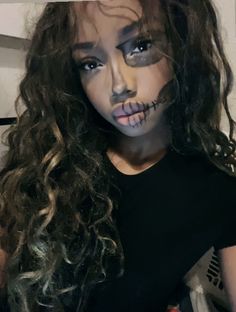 Halloween Baddie Makeup, Simple Makeup Looks Halloween, Halloween Makeup Party, Curly Head Halloween Costumes, Costumes At Home Diy, Skull Makeup Black Women, Cute Skeleton Face Paint, Easy Scary Makeup Looks