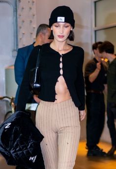 Bela Hadid, Bella Hadid Outfits, Estilo Hippie, Bella Hadid Style, Hadid Style, Girls Outfits, Mode Vintage, Jeans Boyfriend, Knit Pants