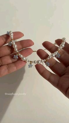 Bracelets Pearls Ideas, Bracelet Beads Design Ideas, Simple Aesthetic Jewelry, Handmade Beads Jewellery Designs, Handmade Jewellery Tutorial, Accessories Handmade Ideas Simple, Bracelet Ideas Beads Aesthetic, Pearl Jewelry Tutorial, Jewelry Making Beads Necklace Design