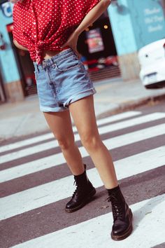 DR MARTENS: LAS BOTAS QUE TRIUNFAN CON TODOS LOS LOOKS DE NUESTRO ARMARIO | Mary Wears Boots Marten Outfit, Black Docs, Doc Martens Outfit Summer, Styling Dr Martens, Doctor Martens, Martens Outfit