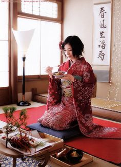 Kimono and yukata are considered as Japanese traditional clothes! And they are weared in the special festival all a year! Kimono And Yukata, Japan Festival, Japanese Traditional Clothes, Furisode Kimono, Japanese New Year, Japan Kimono, Japanese Geisha, Japan Culture, Beautiful Kimonos