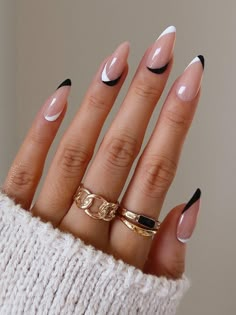 Love dark French tips? Here are 35 of the best black French tip nails that will elevate your basic manicure. Paznokcie Hello Kitty, Permanente Make-up, Smink Inspiration, Makijaż Smokey Eye, White Nail, Neutral Nails