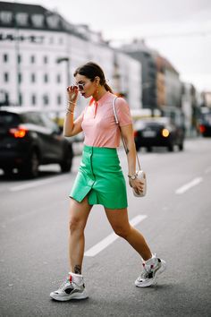 Pink Street Style, Women Tshirt Outfit, Camel Skirts, Pink Street, Spring Trends Outfits, Blazer Pink, Tshirt Outfit, Outfit 2022