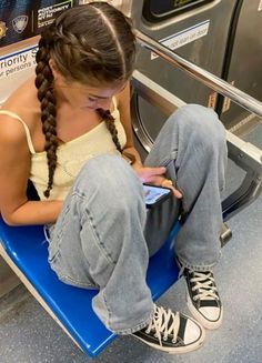 nyc subway outfit / converse outfits / New York outfits Subway Outfit, Simple Volleyball Hairstyles, Sporty Girl Aesthetic, Outfit Converse, Outfits New York, Converse Outfits, Bathing Suit Styles, New York Outfits, Hair School