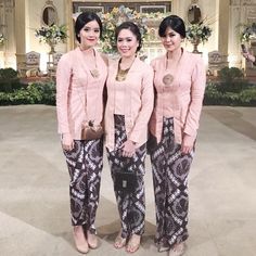 Kebaya kutu baru sepertinya akan selalu menjadi favorit! Oh ya, jangan lupa untuk menyematkan bros pada dada seperti yang digunakan oleh @indatasha dan teman-temannya ini. Model Dress Kebaya, Nikah Outfit