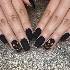 October Nails Halloween Black, Halloween Nails Coffin Shape Short, Matte Black Nails Halloween, Halloween Sns Dip Nails, Fall Black Nail Designs, Solid Halloween Nails, Black Matte Halloween Nails, October Nails Halloween Simple, Plain Halloween Nails