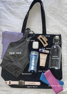 Whats Inside My Gym Bag, Gym Aesthetic Essentials, Gym Things To Bring, Girl Gym Bag Essentials Ideas, That Girl Essentials List, Women Essentials List, What’s In Your Gym Bag, Gym Essentials Woman Aesthetic, Gym Bag Aesthetic Girl