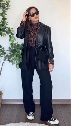 Black Silk Top Outfit, Silk Top Outfit, Outfit Informal, Uni Outfits, Elegante Casual, Blazer Outfits, Leather Blazer, Office Outfits