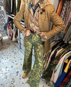 Masculine Fits, Eclectic Clothing Style, Grandpa Fashion, Maximalist Outfits, 70s Inspired Outfits, Eclectic Outfits, Quirky Fashion, Eclectic Fashion, Printed Pants