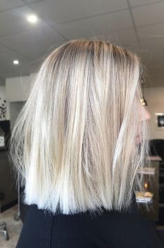 Blunt Lob Hairstyle Blonde Long Bob Side Part, Blond For Cool Skin Tone, Lived In Blonde Lob, Blonde Hair Lived In, Lived In Blonde Short Hair, Trendy Blonde Hair Short, Short Light Blonde Hair, Bright Blonde Bob, Lived In Blonde Bob