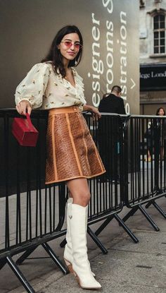 Fall Fashion Trends Women, Seasonal Wardrobe, Quoi Porter, Leather Skirts, Fashion Book, Women Fashion Edgy, Style Watch, Looks Street Style, Outfit Trends