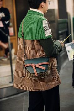 Street Style 2018, Knitting Fashion, Eclectic Aesthetic, London Fashion Week Street Style, Tokyo Street Fashion, Winter Mode, Tops Fashion, Summer Knitting