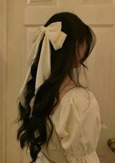 France Hairstyles, Hair Bun Styles, Coquette Hair, Royal Hair, Hairstyle Curly, Dark Feminine Aesthetic, Hair Up Styles, Penteado Cabelo Curto, Feminine Aesthetic