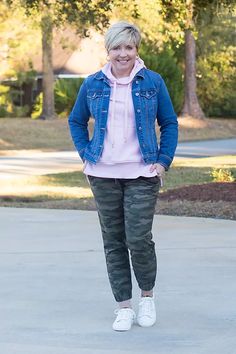 hoodie with jean jacket and camo joggers Hoodie Jean Jacket Outfit, Hoodie And Jean Jacket Outfit, Layered Hoodie Outfit, Dressy Casual Attire, Pink Hoodie Outfit, Hoodie And Leggings Outfit, Hoodie Outfit Casual, Jean Jacket Hoodie, Hoodie And Leggings