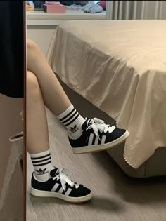 Girls Shoes Teenage, Dr Shoes, White Nike Shoes, Fashion Shoes Heels, Estilo Hippie, Hype Shoes, Adidas Campus