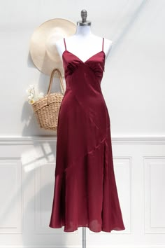 boutique dresses - french girl style. a long red burgundy elegant silk dress. front view. amantine. Red Old Hollywood, Holiday Cocktail Party, Holiday Cocktail, Romantic Evening, Grad Dresses, Romantic Dress, Burgundy Dress, Satin Bow, Look Vintage