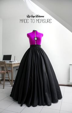 Black ball skirt made from taffeta fabric. I can make it all colors! Suitable for many occasions. What you have to send when you place an order: IMPORTANT NOTE : The hoops underskirt is not included to the price! The price is for the main skirt! 1 Waist round measurement. This is thinnest part over belly button. Measure as you feel it most comfort for waistband. I will tailor it the number you send me. 2 Straight line from waist to floor. 3 Phone number for delivery. 4 Color prefer. NOTES: Crino Long Taffeta Skirt, Long Skirt Formal, Long Circle Skirt, Textiles Gcse, Cultural Dress, Poofy Skirt, Prom Skirt, Black Ball Gown, Lookbook Inspiration