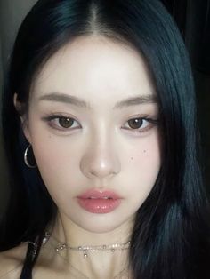 korean cat eye makeup asian Cool Toned Asian Makeup, Cat Makeup Korean, Cool Tone Make Up Korean, Chinese Makeup Look Natural, High Contrast Makeup Asian, Makeup For Cat Eyes, Medium Contrast Makeup Asian, 90s Asian Baddie Makeup, Smokey Eye Asian Eyes