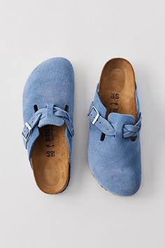 Blue Birkenstock Clogs, Cute Shoes Uggs, Blue Clogs Outfit, Pink Birkenstock Clogs Outfit, Blue Boston Birkenstocks, Blue Birkenstocks Outfit, Painted Birkenstocks, Clogs Outfit For Women, Cophengan Style