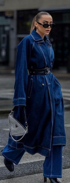 Prada Mode Mantel, Street Syle, Looks Jeans, Denim Trench Coat, All Jeans, Classy Casual Outfits, Yes Or No, Coat Outfits, Street Chic