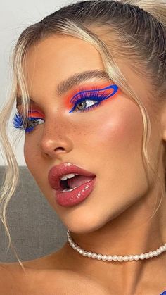 Brookelle Mckenzie, Hippie Makeup, Graphic Eyes, Orange Makeup, Blue Eyeliner, Graphic Eyeliner, Cool Makeup Looks, Basic Makeup