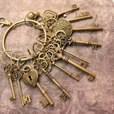 12 Large Skeleton Keys and 4 Lock On A Big Ring Antique Brass Bahasa Jepun, Old Keys, Skeleton Keys, Big Ring, Altered Art Projects, Style Steampunk, Antique Keys, Key To My Heart, Vintage Keys