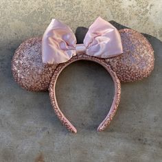 a minnie mouse ears with a pink bow