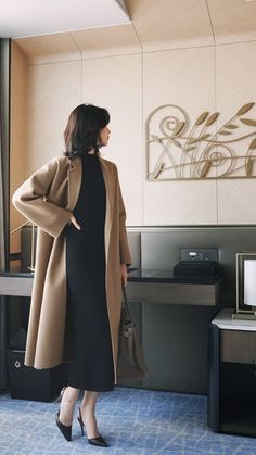 Chic and professional female Korean lawyer outfits that blend style and confidence. Discover the perfect looks for a powerful impression. Elegante Casual, Classy Work Outfits, Modest Fashion Outfits, Fashion Mistakes, Coat Outfits, 가을 패션, Professional Outfits