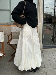 Long Skirt For Winter Outfits, Long Skirts And Sweaters Outfit, Long White Maxi Skirt Outfits, Winter Outfits Skirt Long, Winter White Skirt Outfit, Outfit With Long White Skirt, Long White Skirt Outfit Winter, Korean Maxi Skirt, White Skirt Winter Outfit